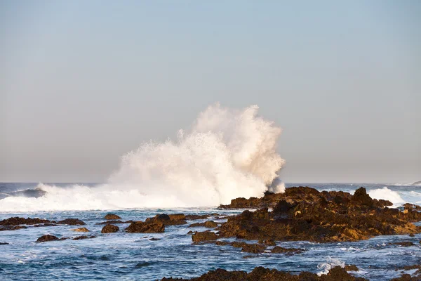 Nagy hullám törés a sziklák — Stock Fotó