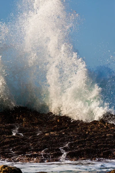 高い波が岩に当たって砕け — ストック写真