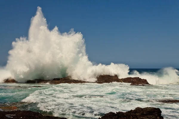 Nagy hullám törés a sziklák — Stock Fotó
