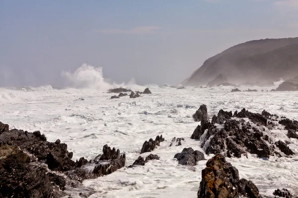 Vysoká vlna rozbíjející na skalách — Stock fotografie
