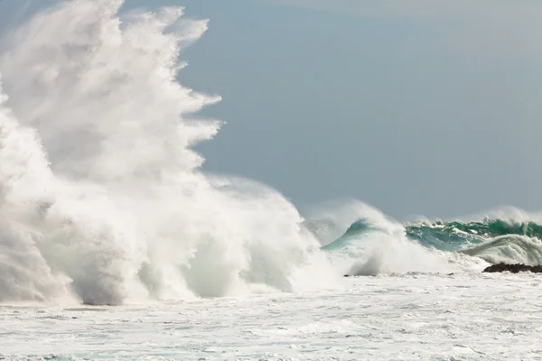 Hög våg bryter på klipporna — Stockfoto