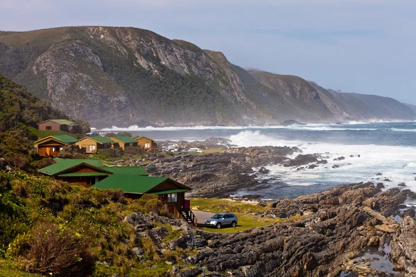Felsige Küste mit Lodges — Stockfoto
