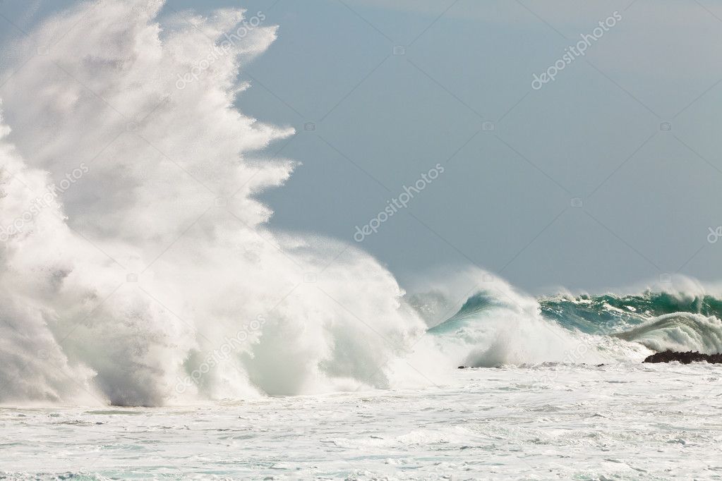 High wave breaking on the rocks