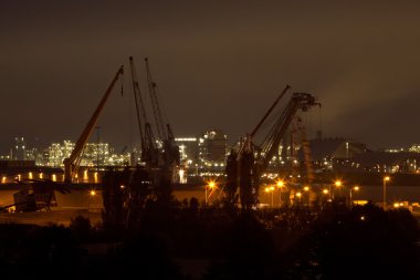 Limanın vinç gece görünümü