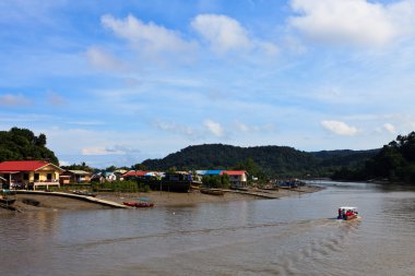 Nehri yakınında Asya Köyü