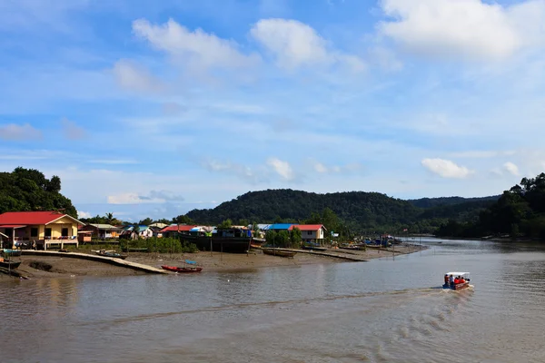 Village en Asie près de la rivière — Photo