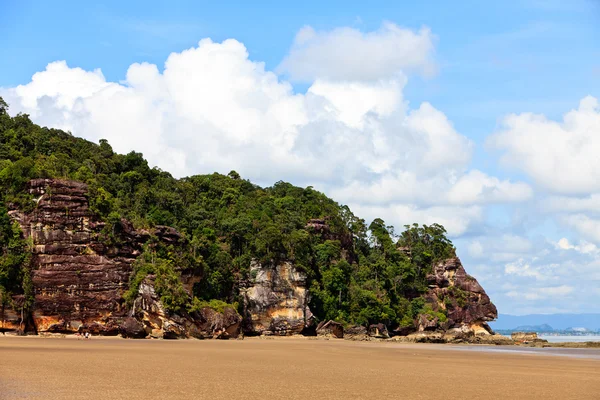 Тропический пляж с скалистыми горами — стоковое фото