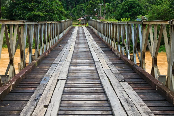 Stary most nad rzeką brązowy — Zdjęcie stockowe