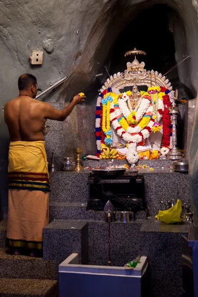Индуисты молятся на алтаре — стоковое фото