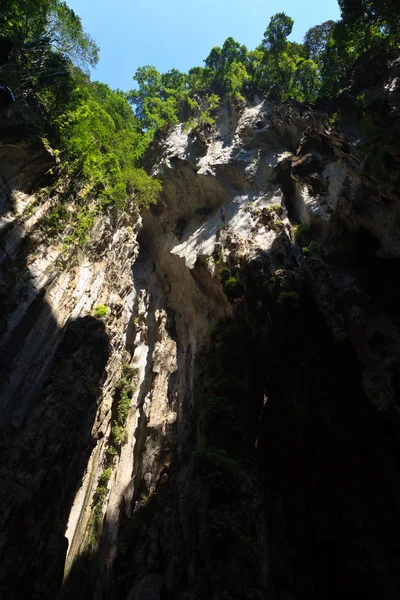 陡坑壁的一个山洞里 — 图库照片