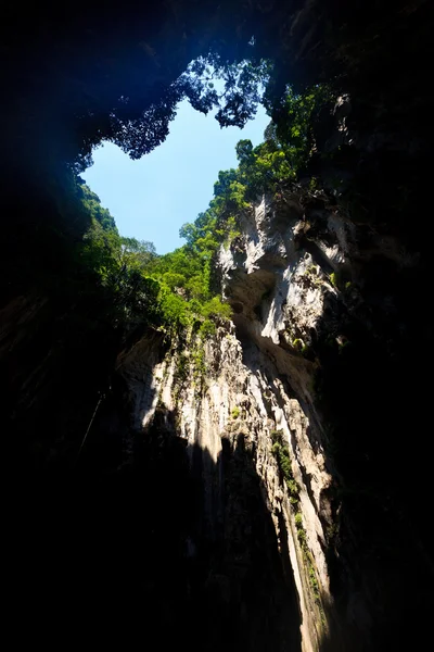 동굴의 가파른 분화구 벽 — 스톡 사진