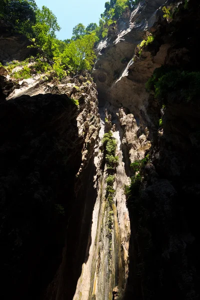 Parede íngreme da cratera de uma caverna — Fotografia de Stock