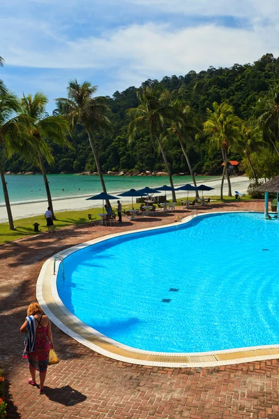 Resort cerca de la playa en una isla tropical — Foto de Stock