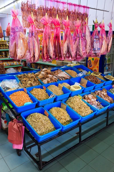 El pez seco en las cestas en el mercado — Foto de Stock