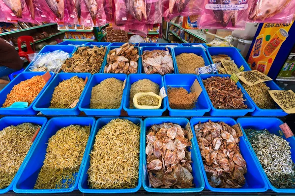 Torkad fisk i korgar på en marknad — Stockfoto
