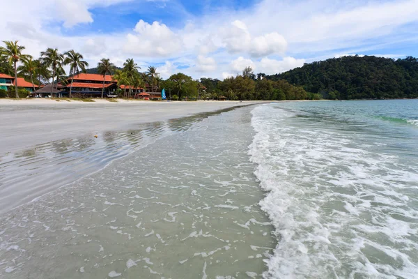 Tropik bir adada sahil yakınında başvurmak — Stok fotoğraf
