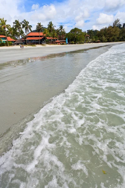 Toevlucht nemen in de buurt van het strand op een tropisch eiland — Stockfoto