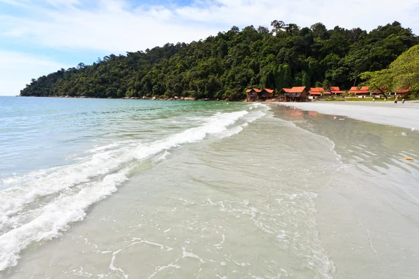 Resort cerca de la playa en una isla tropical —  Fotos de Stock