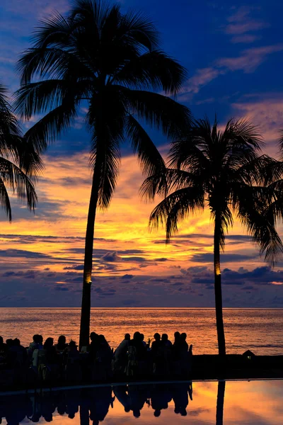 夕暮れ時のビーチのダイナー — ストック写真