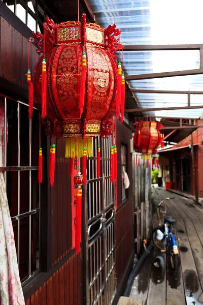 Chinesische Laterne an der Wand — Stockfoto