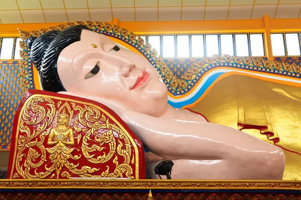 Liggende Buddha-statue i et tempel – stockfoto
