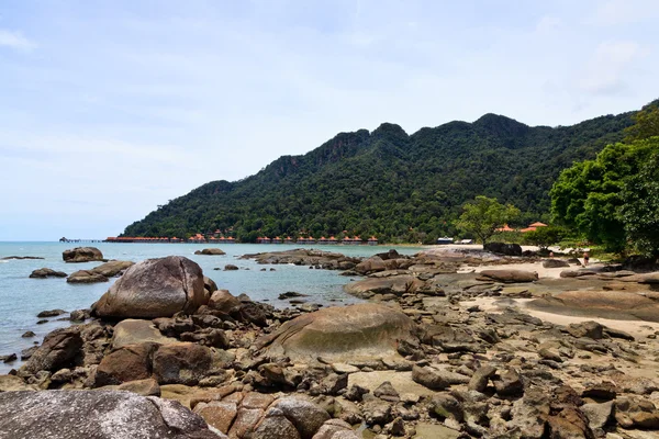 Resort vicino alla spiaggia su un'isola tropicale — Foto Stock
