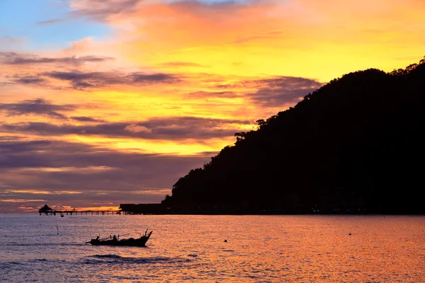 Pôr-do-sol colorido em uma praia tropical — Fotografia de Stock