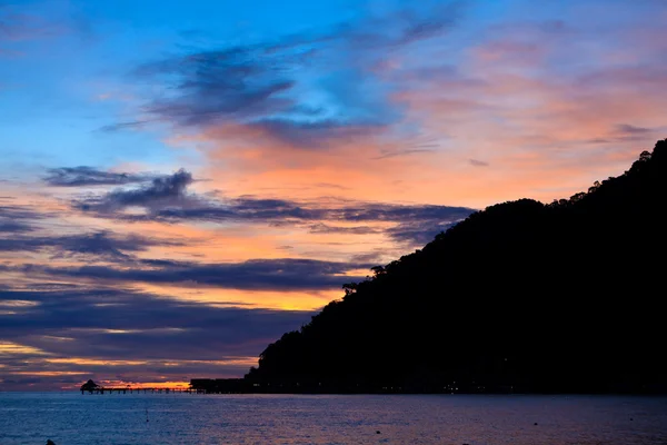 Кольоровий захід сонця на тропічному пляжі — стокове фото