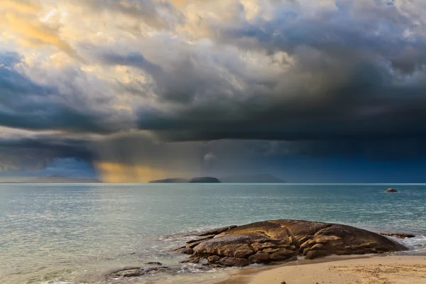 Thunder storm nadert het strand — Stockfoto