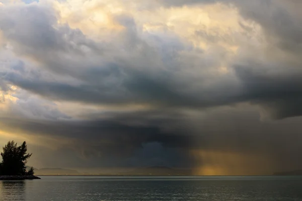 Громова буря з дощем, освітленим сонцем — стокове фото