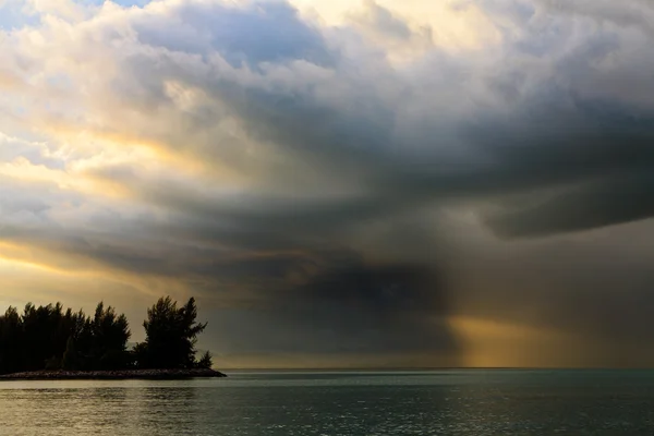 Tempestade de trovão com chuva acesa pelo sol — Fotografia de Stock