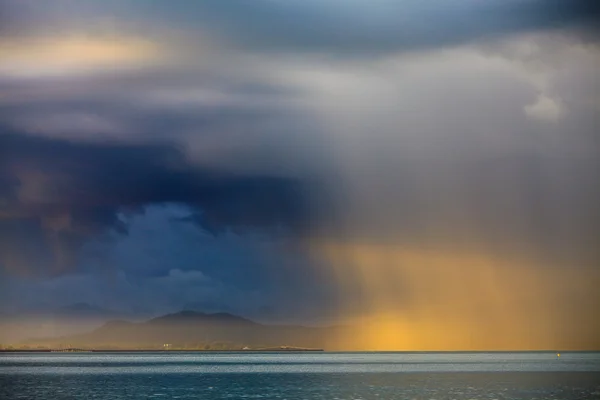 Громова буря з дощем, освітленим сонцем — стокове фото