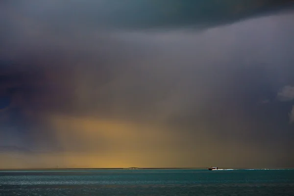 Tempestade de trovão com chuva acesa pelo sol — Fotografia de Stock