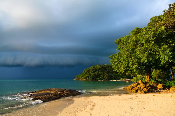 Громова буря наближається до пляжу — стокове фото