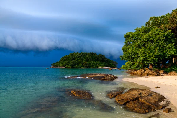 Burza zbliża się do plaży — Zdjęcie stockowe