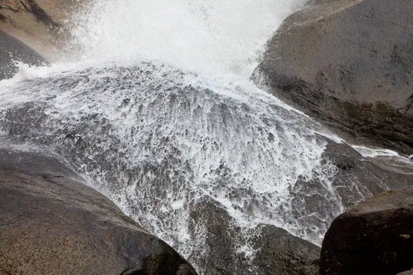 Water vallen op de rotsen — Stockfoto