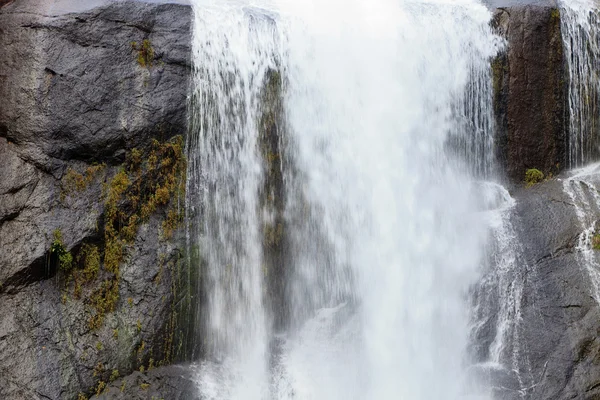 Vatten som faller på klipporna — Stockfoto