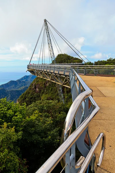 Pont pédestre dans les montagnes sur l'île de Lankawi — Photo