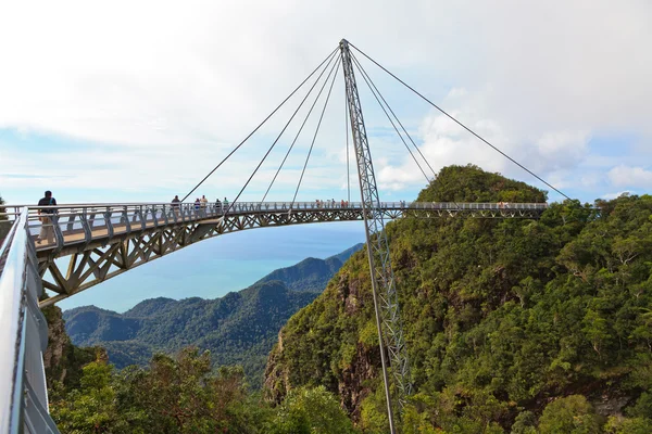 Walking bridge i bergen på lankawi ö — Stockfoto