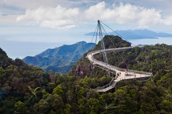 Walking bridge i bergen på lankawi ö — Stockfoto