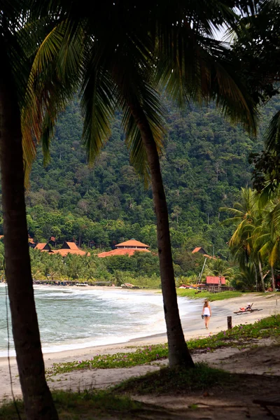 Resort perto da praia em uma ilha tropical — Fotografia de Stock