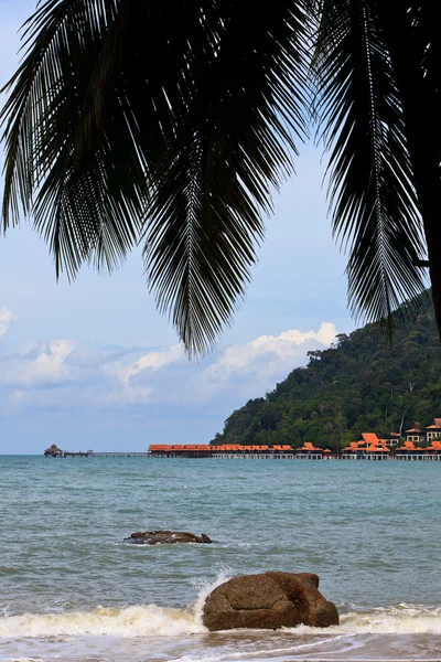 Resort cerca de la playa en una isla tropical —  Fotos de Stock