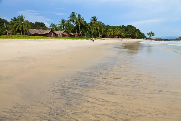 Toevlucht nemen in de buurt van het strand op een tropisch eiland — Stockfoto