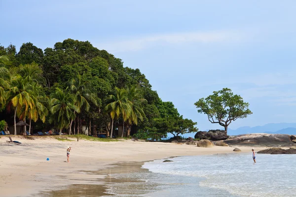 熱帯の島で、ビーチそばのリゾートします。 — ストック写真