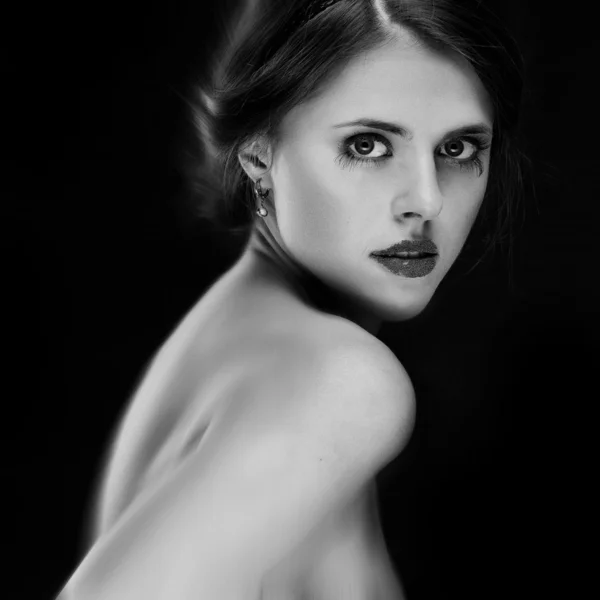 Retrato preto e branco de mulher jovem atraente — Fotografia de Stock