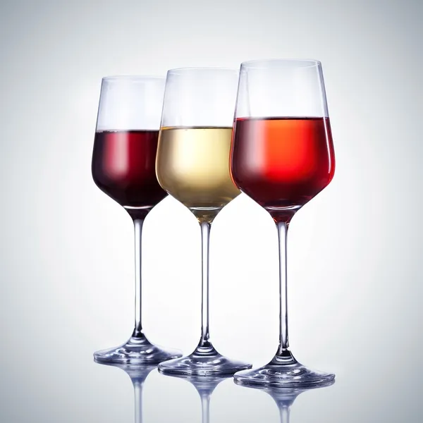 Tre bicchieri di vino con percorso di ritaglio — Foto Stock