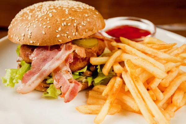 Hamburger i frytki — Zdjęcie stockowe