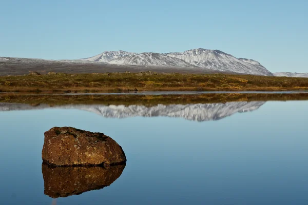 Island mountain reflektion — Stockfoto