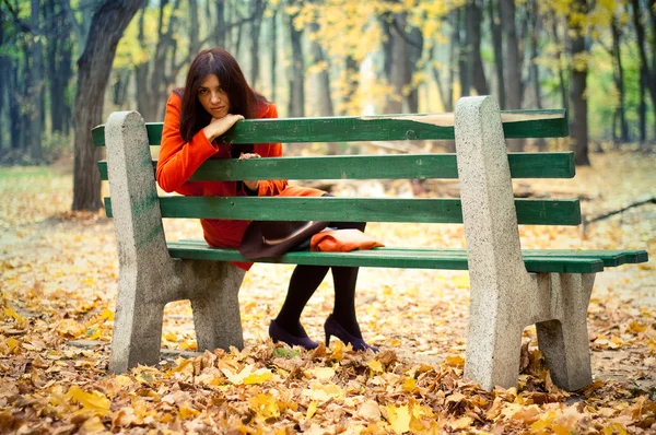 Девушка сидит на скамейке — стоковое фото