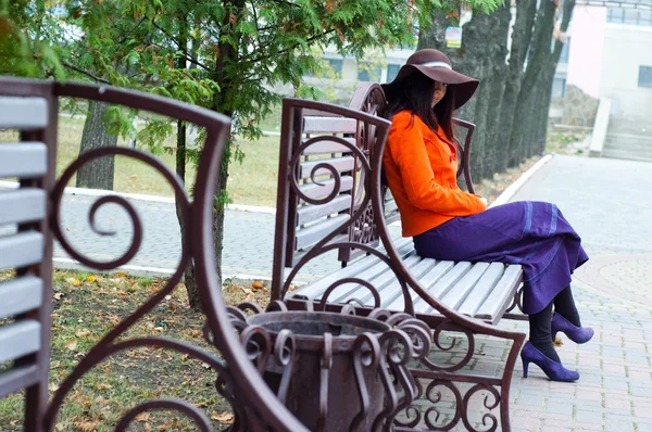 Chica sentada en el banco — Foto de Stock